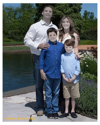 Illustration for article titled Una familia comparte en Facebook el hilarante trabajo que les hizo un fotógrafo que nunca había utilizado Photoshop